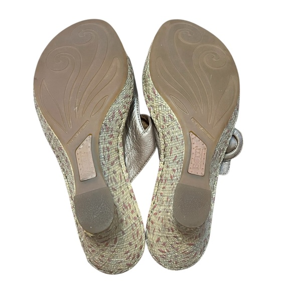 Born Women Drilles Sandal Sz 9
Wedge Heel Gold Shimmer Soft Leather
Platform - Picture 5 of 8